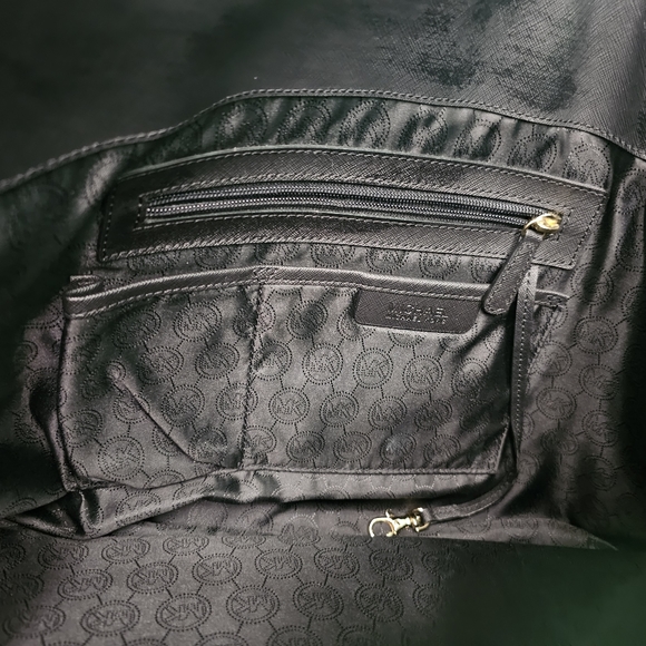 EUC Michael Kors Black Jet Set Large Saffiano Leather Tote - Picture 7 of 10